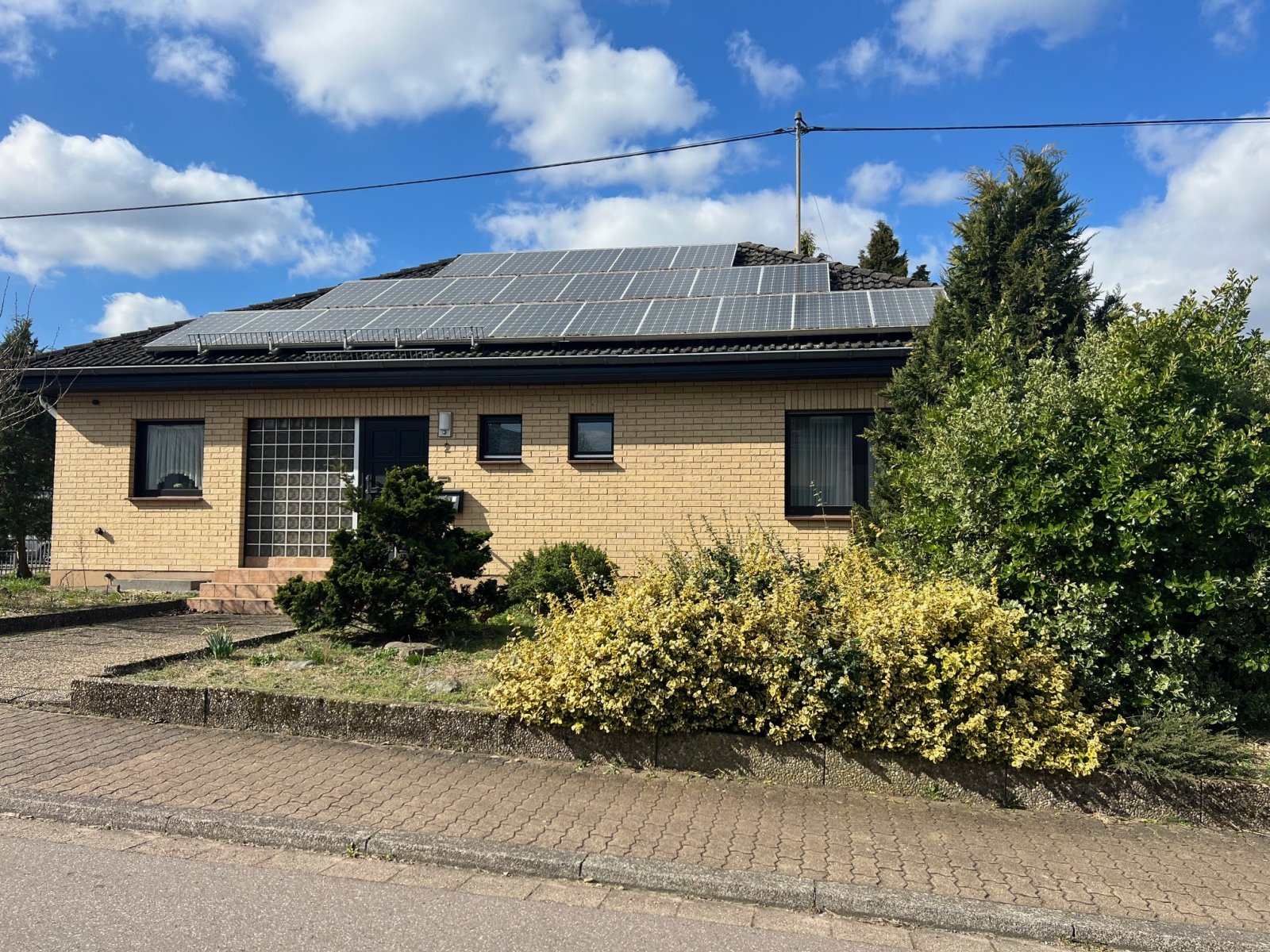 Schöner Winkelbungalow mit Ausbaupotential und Photovoltaikanlage in Überherrn zu verkaufen  Schöner Winkelbungalow mit Ausbaupotential und Photovoltaikanlage in Überherrn zu verkaufen