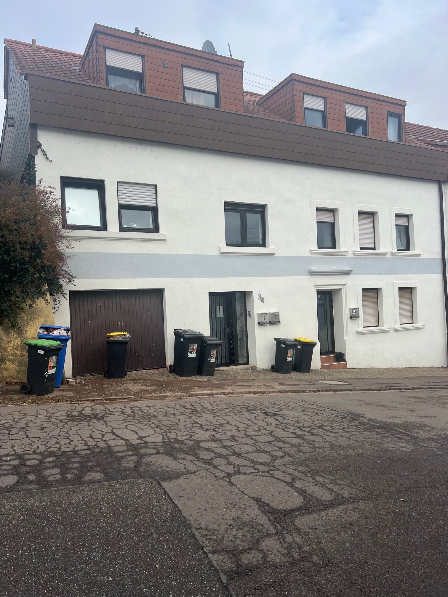 Vermietetes 3-Familienhaus mit großem Grundstück in Schmelz zu verkaufen Vermietetes 3-Familienhaus mit großem Grundstück in Schmelz zu verkaufen