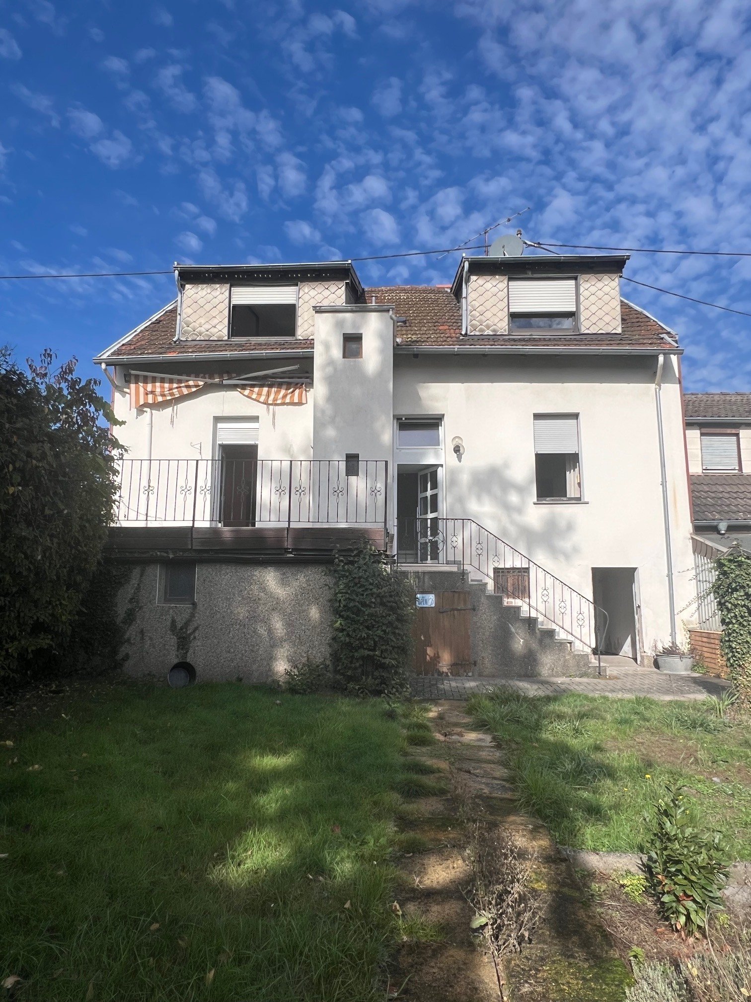 Charmantes 1-2 Familienhaus in Saarbrücken-Herrensohr – Wohnen mit vielfältigen Möglichkeiten Charmantes 1-2 Familienhaus in Saarbrücken-Herrensohr – Wohnen mit vielfältigen Möglichkeiten